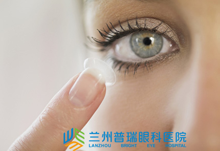 你知道嗎？這幾種情況下戴隱形眼鏡傷眼睛