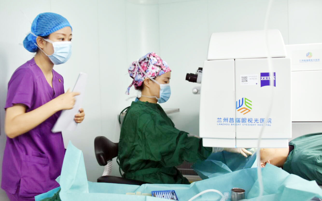 蘭州寒假摘鏡總動員，雙眼近視眼手術(shù)30秒后看清